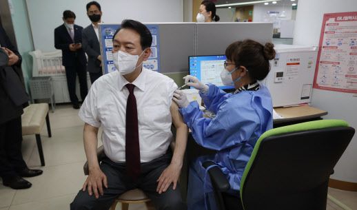 윤석열 대통령이 13일 오후 서울 중구보건소에서 화이자 백신으로 신종 코로나바이러스 감염증(코로나19) 4차 예방접종을 하고 있다.(사진=연합뉴스)