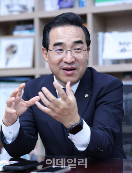 박홍근 더불어민주당 의원이 21일 국회의원회관에서 이데일리와 인터뷰를 하고 있다. (사진=노진환 기자)