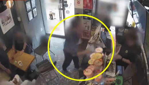 경남 김해의 한 카페에서 일회용컵을 몰래 쓰다 제지당하자 남성이 난동을 피우고 있다. /사진=JTBC '사건반장' 갈무리