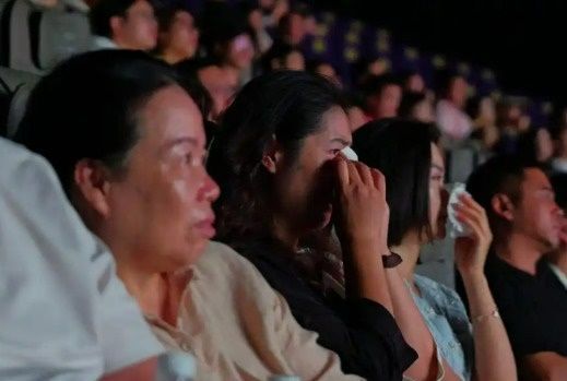 '731' 영화 상영관에서 중국인 관객들이 눈물을 훔치고 있다. 구이저우일보