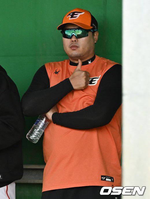 [OSEN=오키나와(일본), 조은정 기자] 지난 달 말 오키나와현 고친다 구장에서 한화와 KT의 연습경기에 앞서 류현진이 후배 투수의 피칭을 보며 엄지 척을 선사했다. 2024.02.28 /cej@osen.co.kr
