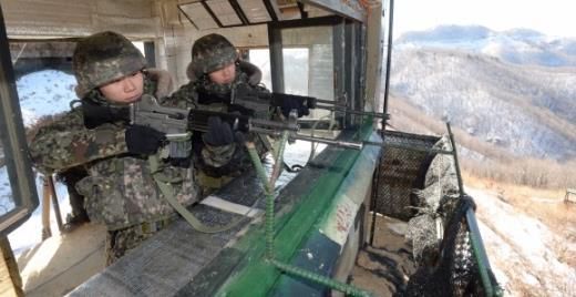 전방초소에서 경계근무를 서고 있는 병사들. 서울신문 DB