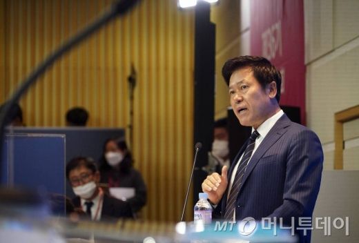 박정호 SK텔레콤 대표가 지난 3월 26일 오전 SK텔레콤 본사 사옥 4층 수펙스홀에서 열린 주주총회에서 주주들에게 경영성과, 사업비전을 설명하고 있다. /사진제공=SK텔레콤