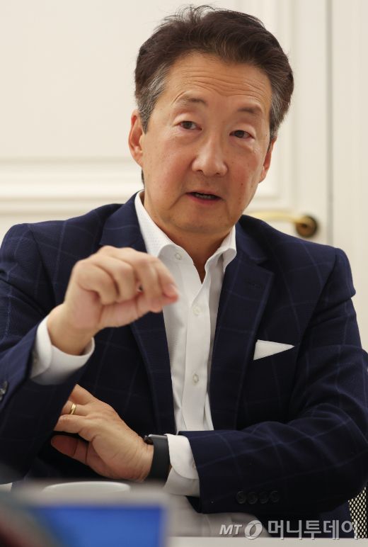 빅터 차 미국 CSIS(전략국제문제연구소) 한국석좌가 4·10 총선 결과로 현 정부의 외교정책에 미칠 영향은 크지 않을 것이라고 전망하면서도 범야권과 외교 문제를 두고 갈등할 수 있다고 분석했다. 사진은 지난달 18일 프랑스 파리에서 한국 특파원들과 간담회하고 있는 모습. / 사진=뉴스1