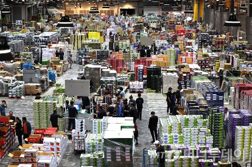 지난 9월 24일 새벽 인천의 한 농산물도매시장. 아이 얼굴도 보지 못한 채 새벽부터 허겁지겁 출근한 아빠들이 얼마나 많을까. /사진=뉴시스