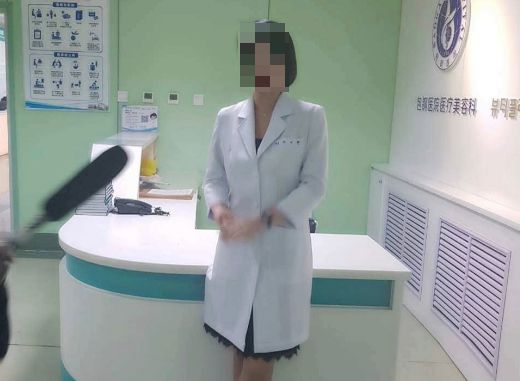 박나래에게 의료 서비스를 제공한 것으로 알려진 이른바 ‘주사 이모’ 이모씨가 “중국 네이멍구의 한 의과대학에서 교수로 재직했다”며 자신의 소셜미디어(SNS)에 올린 사진.  [사진=이씨 인스타그램 캡처]