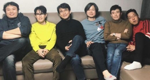 지난 2019년 가수 이승환(왼쪽 두번째)은 방송인 김제동(맨 오른쪽), 유시민 노무현재단 이사장(왼쪽 세번째) 등과 찍은 사진을 공개했다. [이승환 페이스북]