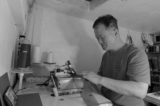 광장시장에서 한평생 일한 재봉집 사장님. 사진 365일장