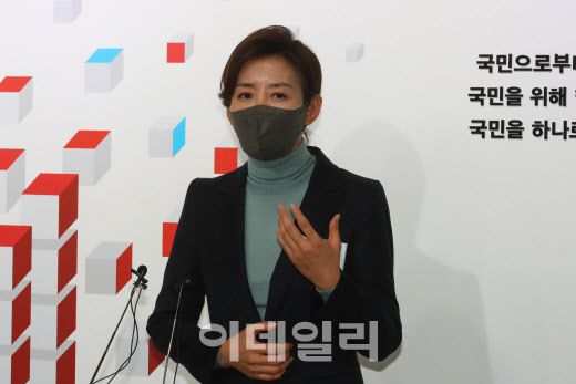 나경원 자유한국당 전 원내대표가 김종철 정의당 대표의 사퇴를 두고 참담하다는 심경을 밝혔다. 나 전 원내대표가 24일 오후 서울 여의도 국민의힘 중앙당사에서 열린 서울시장 보궐선거 공천 신청자 면접을 마친 뒤 취재진의 질문에 답변하고 있다.(사진=노진환 기자)