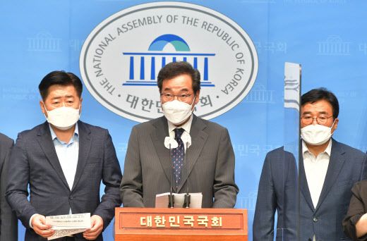 더불어민주당 대선주자인 이낙연(가운데) 전 대표가 2일 국회 소통관에서 국민의힘 대선주자인 윤석열 전 검찰총장을 규탄하는 기자회견을 하고 있다. (사진=연합뉴스)