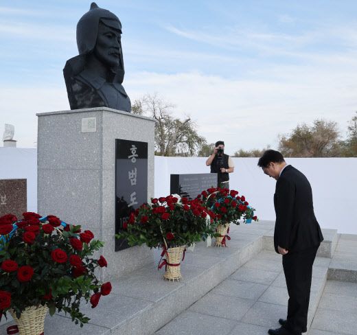 카자흐스탄 홍범도 장군 묘역 기념공원에서 헌화하는 우원식 국회의장 (국회의장실 제공)