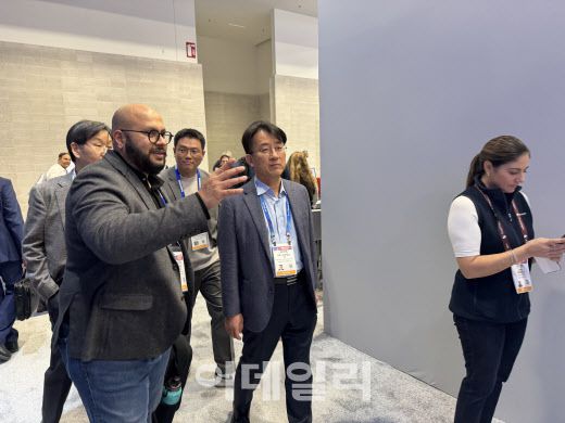 이청 삼성디스플레이 사장이 6일(현지시간) 미국 라스베이거스 컨벤션 센터(LVCC) 사우스홀에 위치한 퀄컴 부스를 방문하고 있다.(사진=공지유 기자)