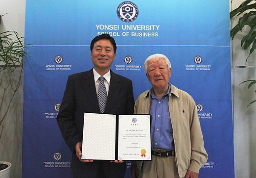 지난 2010년 모교인 연세대학교에 발전기금을 기탁할 당시 이기을(오른쪽) 연세대 경영대학 명예교수/ [연세대학교 제공]