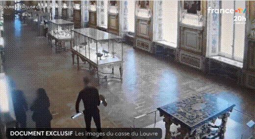 경비원이 쇠봉을 들고 범인들에게 다가가다 머뭇거리고 있다. /프랑스TV