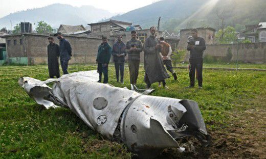 인도가 영유한 카슈미르의 스리나가르 인근 우얀에서 7일 주민들이 인도-파키스탄의 교전으로 추격된 비행기의 잔해를 쳐다보고 있다. 파키스탄 쪽은 이 교전에서 인도 전투기 5대를 격추했다고 주장했다. AFP 연합뉴스