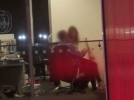 불륜. 기사 내용과 직접적인 관련 없는 사진