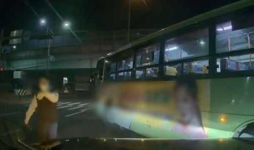 전주의 한 시내버스 기사가 버스에서 내려서 운전자를 위협하고 있다. 출처=보배드림