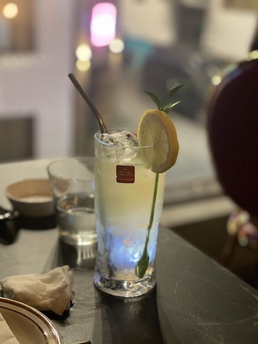 인물모드로 촬영한 칵테일. 라이다 센서가 빨대와 유리컵을 선명하게 잡아준다. /사진=백유진 기자