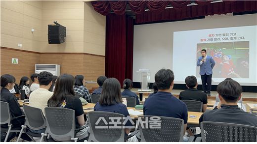 엄기성 기둥교육 대표가 2025 강원 청소년 외교 교육프로그램 참가 청소년들에게 사전교육을 하고 있다.  사진|유스나우(YOUTHNOW)