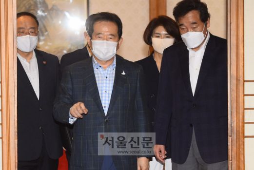 정세균 국무총리와 이낙연 더불어민주당 대표 등이 6일 서울 삼청동 총리공관에서 열린 고위 당정협의회에 참석하고 있다. 왼쪽부터 홍남기 경제부총리 겸 기획재정부 장관, 정 총리, 민주당 한정애 정책위의장, 이 대표.김명국 선임기자 daunso@seoul.co.kr