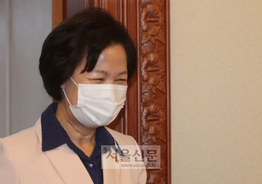 - 23일 오전 정부서울청사에서 열린 국무회의에 추미애 법무부장관이 입장하고 있다. 2020. 9. 23 오장환 기자5zzang@seoul.co.kr