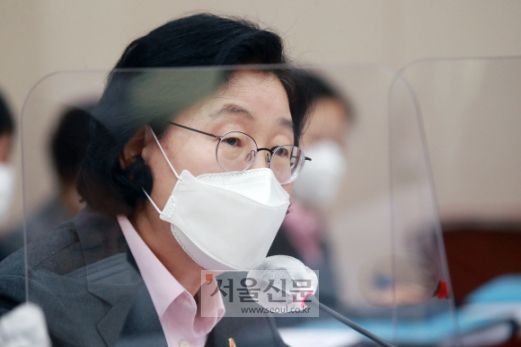 - 이정옥 여성가족부 장관이 27일 오전 서울 여의도 국회에서 열린 여성가족위원회의 여성가족부, 한국양성평등교육진흥원, 한국청소년활동진흥원, 한국청소년상담복지개발원, 한국건강가정진흥원, 한국여성인권진흥원 국정감사에서 선서를 하고 있다.2020. 10. 27 김명국 선임기자 daunso@seoul.co.kr