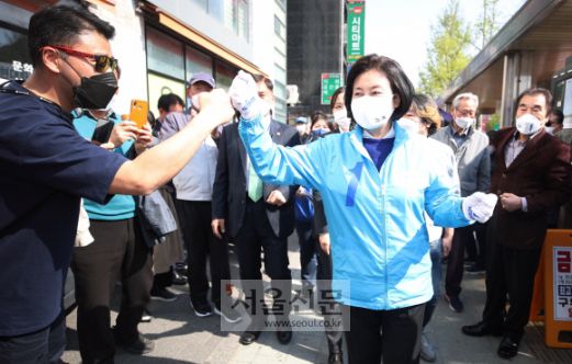 - 박영선 더불어민주당 서울시장 후보가 6일 오후 서울 서대문구 홍제역 앞에서 집중유세를 하기 위해 유세장으로 향하던 중 시민들과 인사하고 있다. 2021. 4. 6 김명국 선임기자 daunso@seoul.co.kr