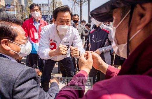 - 국민의힘 오세훈 서울시장 후보가 6일 오전 서울 노원구 상계백병원 앞 사거리에서 유세를 마치고 지지자들과 인사를 하고 있다. 2021. 4. 6 김명국 선임기자 daunso@seoul.co.kr