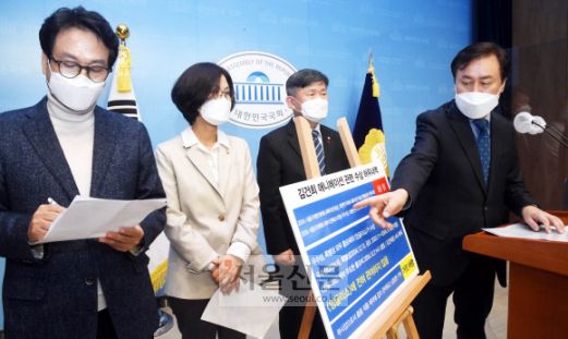 더불어민주당 안민석, 도종환, 권인숙, 서동용 의원은 15일 국회 소통관에서 국민의힘 윤석열 대선후보 부인 김건희 씨의 허위 이력서 와 수상 경력에 대한 거짓 해명에 대한 반박 기자회견을 하고 있다.2021. 12. 15 오장환 기자 5zzang@seoul.co.kr