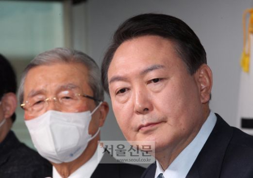 윤석열 국민의힘 대선 후보(오른쪽)와 김종인 총괄선대위원장이 2일 오전 서울 여의도 당사에서 ‘디지털 플랫폼 정부’ 구축과 관련 정책 공약을 발표한 뒤 기자들의 질문을 듣고 있다. 2022. 1. 2 오장환 기자 5zzang@seoul.co.kr