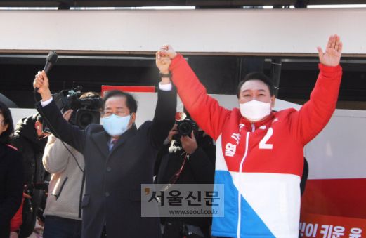 15일 오후 대구 동대구역 광장에서 열린 국민의힘 윤석열 대선후보가 연설에 앞서 홍준표의원과 유권자들에게 인사를 하고 있다.2022. 2. 15 김명국 선임기자