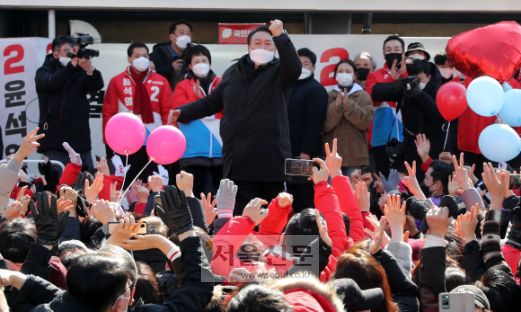 220217 윤석열 성남 야탑 유세 윤석열 국민의힘 대선 후보가 17일 오후 경기도 성남시 야탑역 광장에서 열린  ‘부패 없는 성남! 공정한 대한민국!”거리유세에서  어퍼컷 포즈를 하며 지지를 호소하고 있다.2022. 2. 17 정연호 기자