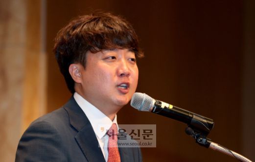 - 이준석 국민의힘 대표가 22일 인천 송도센트럴파크호텔에서 열린 ‘제9대 국민의힘 인천광역시당 지방선거 당선인 워크숍’에서 인사말을 하고  있다.2022. 6. 22 김명국 기자