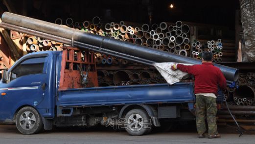 정부는 8일 오전 국무회의에서 화물연대 총파업과 관련한 추가 업무개시명령이 의결되자 곧바로 철강, 석유화학 분야 운송 거부자에 대한 업무개시명령 집행에 돌입했다. 2022.12.8 오장환 기자