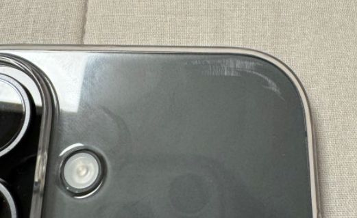 새 케이스인데도 기스가 나있다며 한 구매자가 올린 사진 캡처