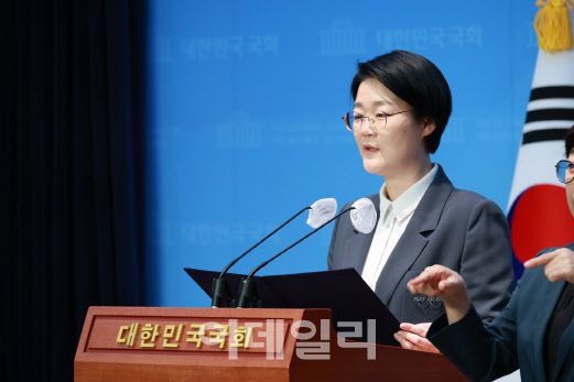 윤희숙 진보당 상임대표가 12일 서울 여의도 국회 소통관에서 기자회견 발표를 하고 있다.(사진=진보당)