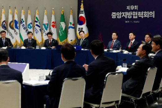 이재명 대통령이 12일 용산 대통령실에서 열린 중앙지방협력회의에서 참석자 발언을 듣고 있다. (사진=연합뉴스 제공)