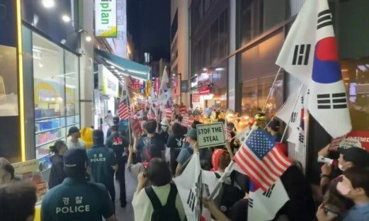 지난달 9일 보수단체 ‘자유대학’ 등이 주최한 반중집회 참가자들이 서울 중구 명동거리를 행진하고 있다. 자유대학 유튜브 갈무리