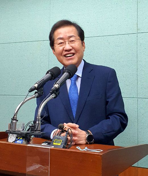 국민의힘 대권주자인 홍준표 의원이 26일 전북도의회에서 기자 간담회 도중 활짝 웃고 있다. [연합]