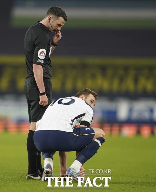 리그 20,21호골을 연달아 성공시킨 케인이 에버턴전 후반 막판 오른쪽 발목 통증을 호소하고 있다. 케인은 2-2의 긴박한 상황에서 델레 알리와 교체됐다./리버풀=AP.뉴시스