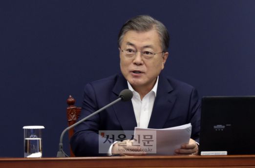 청와대 수석보좌관회의가 2일 여민관 영상회의실에서 열렸다. 문재인 대통령이 모두발언을 하고 있다. 2020. 11. 2 도준석 기자pado@seoul.co.kr