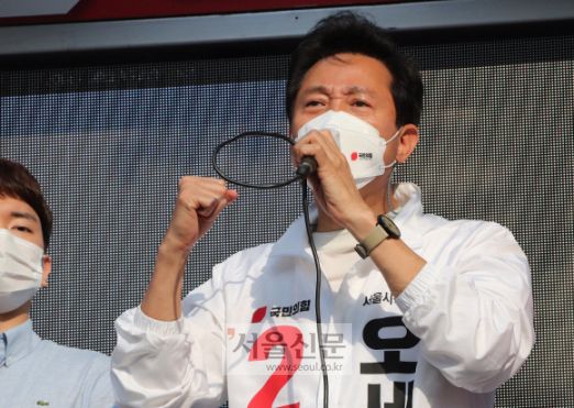 - 서울시장 보궐선거 투표일을 하루 앞둔 6일 오후 국민의힘 오세훈 후보가 서울 은평구 불광천변 유세에서 지지를 호소하고 있다. 2021. 4. 6 김명국 선임기자 daunso@seoul.co.kr