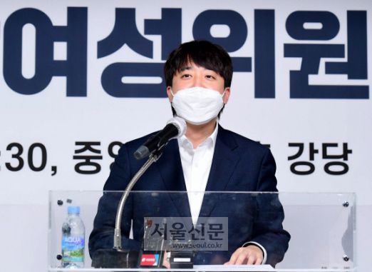 이준석 국민의힘 대표가 29일 서울 여의도 국민의힘 중앙당사에서 열린 중앙여성위원회 간담회에서 인사말을 하고 있다.2021. 11. 29 김명국 선임기자 daunso@seoul.co.kr