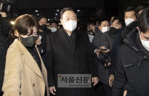 윤석열 국민의힘 대선후보가 3일 저녁 서울 여의도 당사에서 중앙선대위 전면 쇄신안 후속대책을 논의하고 당사를 나서고 있다. 2022.1.3 김명국 선임기자