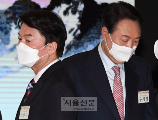 - 윤석열(오른쪽) 국민의힘 대선후보와 안철수 국민의당 대선후보가 5일 서울 여의도 중소기업중앙회관에서 열린 ‘2022 중소기업인 신년인사회’에 참석해 서로 스쳐 지나가고 있다.김명국 선임기자