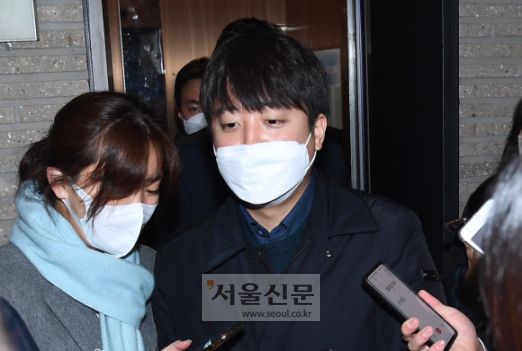 이준석(가운데) 국민의힘 대표가 당사에서 나오며 취재진의 질문에 답하고 있는 모습. 김명국 선임기자