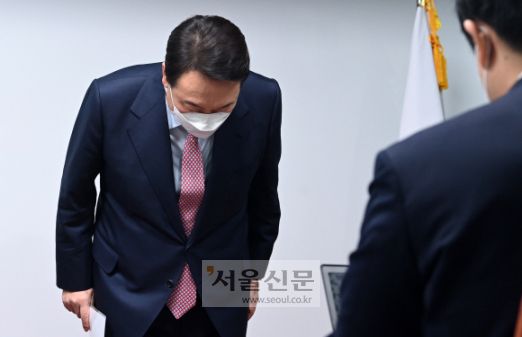 윤석열 국민의힘 대선 후보가 5일 오전 서울 여의도 국민의힘 당사에서 열린 선거대책위원회 쇄신 관련 기자회견에 앞서 인사를 하고 있다.2022. 1. 5 김명국 선임기자