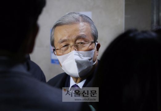 선대위원장 사퇴의 뜻을 밝힌 김종인 국민의힘 총괄선거대책위원장이 5일 서울 종로구 자신의 사무실로 출근하며 취재진 질문에 답하고 있다. 2022. 1. 5 김명국 선임기자