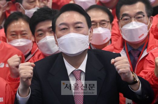 국민의힘 윤석열 대선 후보가 26일 서울 여의도 중소기업중앙회에서 열린 “우리가 윤석열이다!” 국회의원 및 원외당협위원장 필승결의대회에서 구호를 외치고 있다.2022. 1. 26 김명국 선임기자