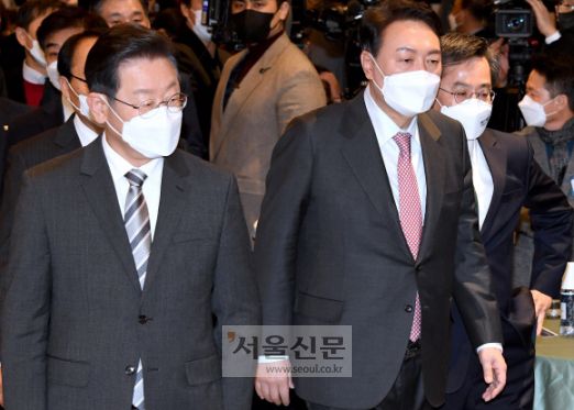 더불어민주당 이재명 (왼쪽부터)대선 후보와 국민의힘 윤석열 대선 후보,새로운물결 김동연 대선후보가 18일 서울 여의도 ccmm빌딩에서 열리는 소상공인연합회 신년 하례식에  참석 하고 있다. 2022. 1. 18 김명국 선임기자